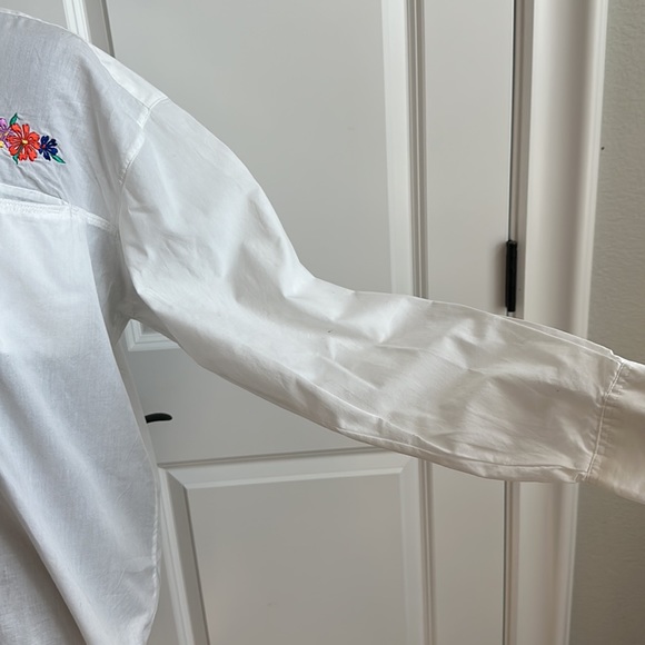 Bugle Boy Classic White Collar Button Down Top with Floral Embroidery - Picture 5 of 8